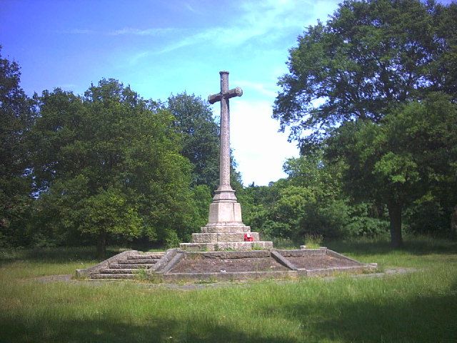 War Memorial. Photo © Noel Foster (cc-by-sa/2.0)